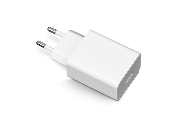 Weißer USB-Adapter Ladegerät Nahaufnahme isoliert auf weißem Hintergrund