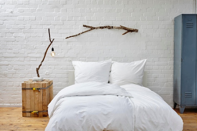Weißer Vorhang auf dem Bett gegen die Wand zu Hause
