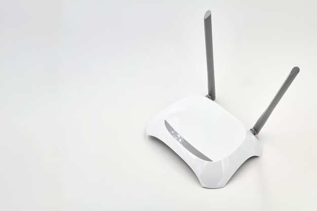 Weißer WLAN-Router auf hellem Hintergrund