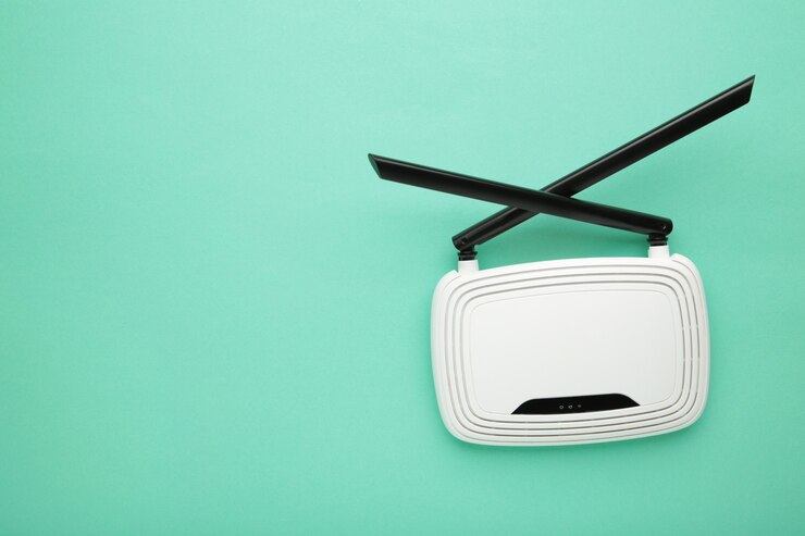 Foto weißer wlan-router mit schwarzen antennen auf neuwertiger oberfläche mit kopierraum
