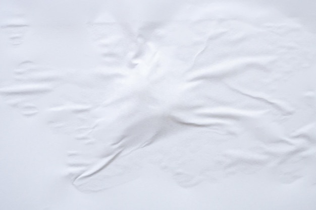 Weißer zerknitterter und zerknitterter Papierplakatbeschaffenheitshintergrund