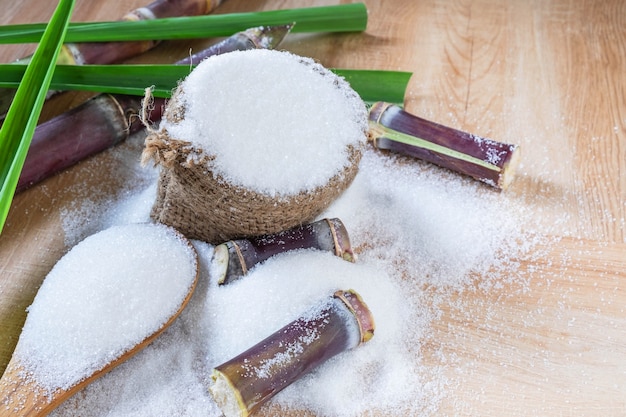 Weißer Zucker und Zuckerrohr auf dem Tisch.