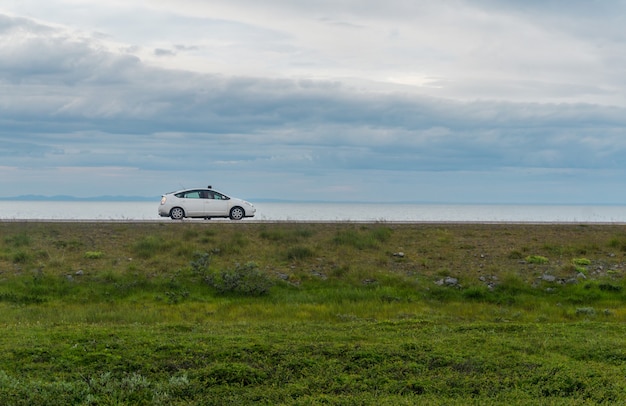 Weißes Auto auf der Nationalen Touristenroute Varanger