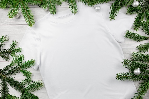 Weißes Baumwoll-T-Shirt-Mockup für Damen mit Weihnachtsbaumzweigen und Dekoration Design-T-Shirt-Vorlage Druckpräsentation flach gelegt