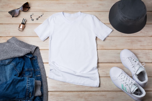Weißes Baumwoll-T-Shirt-Modell für Damen mit Sonnenbrille und Jeans-Kapuzenjacke