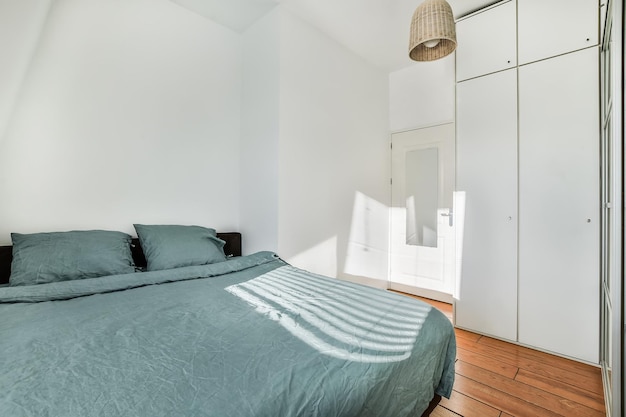 Weißes Bild von Klavier auf dem Bett gegen die Wand zu Hause