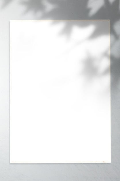 Weißes Bildrahmen-Mockup, das an einer grauen Wand hängt