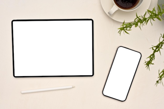 Weißes Bildschirmmodell des Overhead-Tablets und -Smartphones auf weißem Tischhintergrund
