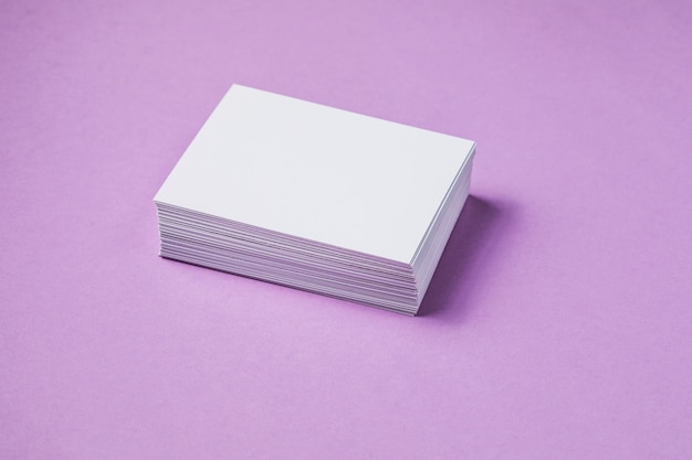 Weißes Blatt Mockup Stapel leerer Namenskarten Leere weiße Visitenkarte auf violettem Papierhintergrund