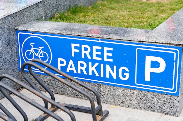 Weißes blaues Fahrradparkplatz-Straßenschild und freie Haltestellen.