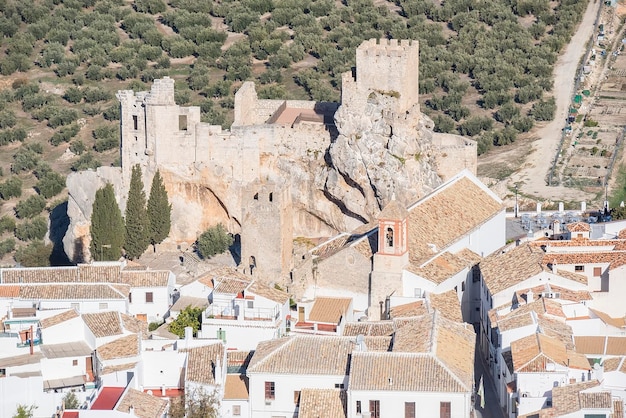 Foto weißes dorf zuheros in der provinz cordoba in spanien