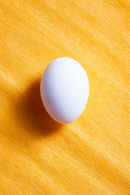 weißes Ei auf gelbem Grund