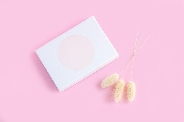 Weißes elegantes dünnes Geschenkboxmodell auf Draufsicht des rosa Hintergrundes