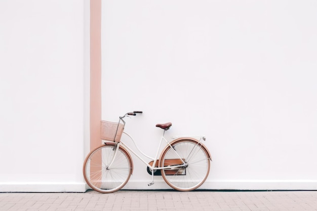 Weißes Fahrrad an der Wand geparkt, mit Korb auf der Rückseite Generative KI