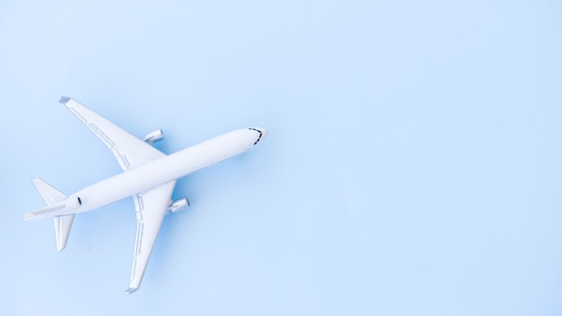 Weißes Flugzeugmodell auf blauem Hintergrund