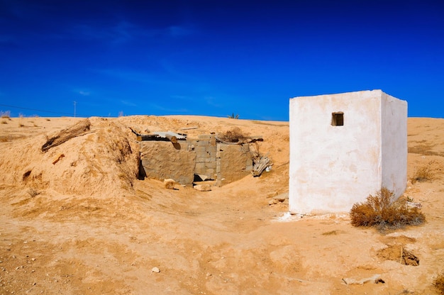 Weißes Gebäude in der Wüste Sahara Tunesien Nordafrika