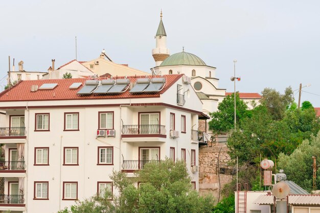 Weißes Gebäude mit rotem Ziegeldach und Turm der Moschee in der Altstadt