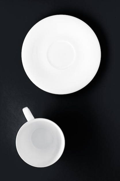 Foto weißes geschirr geschirr set leere tasse auf schwarzem flatlay hintergrund