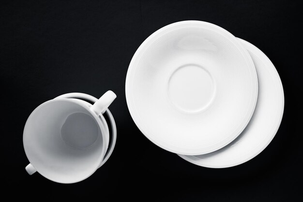 Weißes Geschirr Geschirr Set leere Tasse auf schwarzem Flatlay Hintergrund