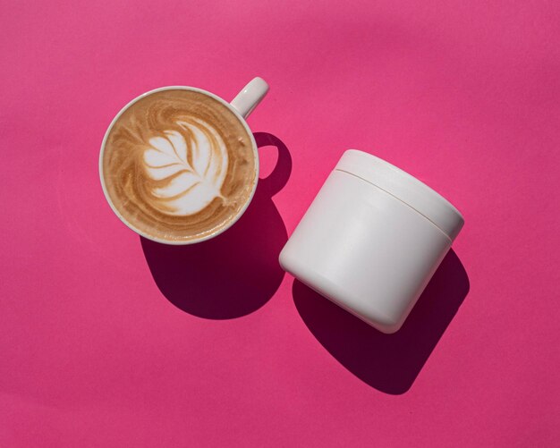 Foto weißes glas-mockup mit latte auf rosa hintergrund