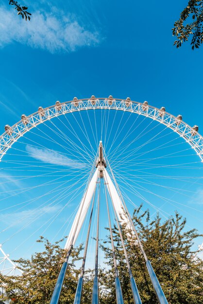 Weißes großes Riesenrad mit blauem Himmel