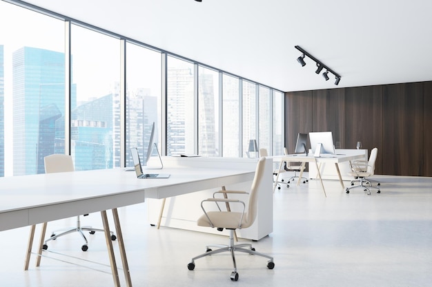 Weißes Großraumbüro mit einer Holzwand, einem Betonboden, einem Panoramafenster und weißen Tischen mit Stühlen daneben. 3D-Rendering