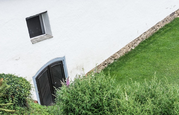 Weißes Haus aus einem alten Schloss mit Wiese