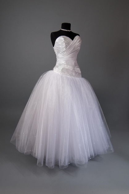 Weißes Hochzeitskleid auf einer Schaufensterpuppe