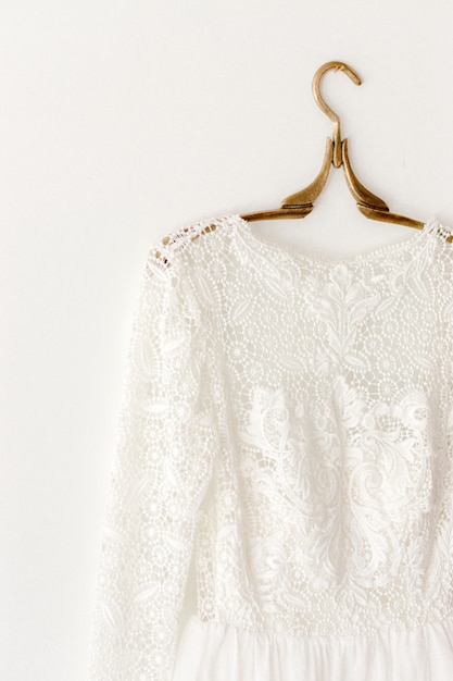 Foto weißes hochzeitskleid auf kleiderbügel
