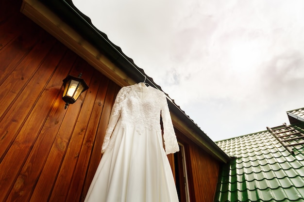 Weißes Hochzeitskleid bereit zur Braut