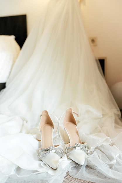 Weißes Hochzeitskleid und Schuhe mit Zubehör