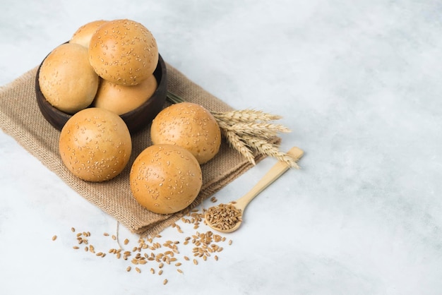 Weißes italienisches Minifrühstücksbrot auf weißem Hintergrund der Tischtuchzusammensetzung