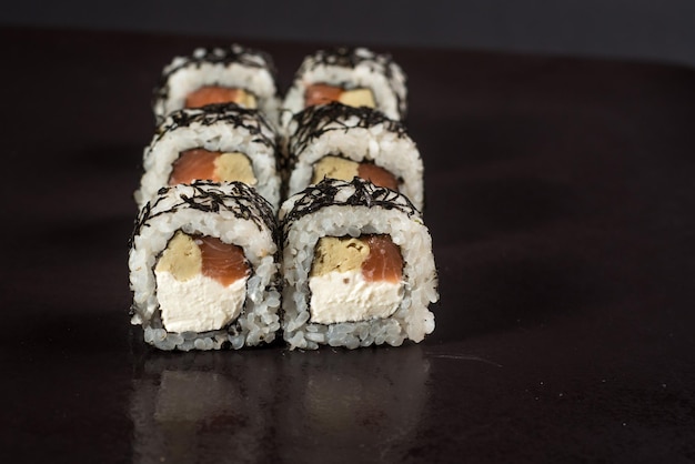 Weißes japanisches Sushi auf schwarzem Hintergrund