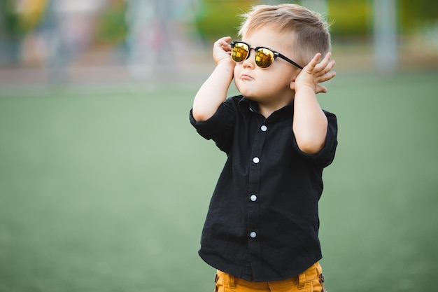 Weißes kaukasisches Kind mit Brille Ein Kind trägt eine Brille