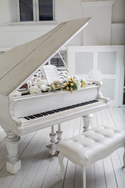 Weißes Klavier im weißen Raum