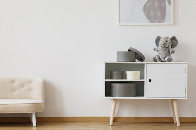 Weißes kleines Sofa