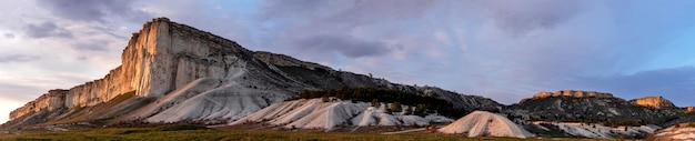 Weißes Klippenlandschaftspanorama im Abendlicht für Tapetendesign. Schöner Naturhintergrund