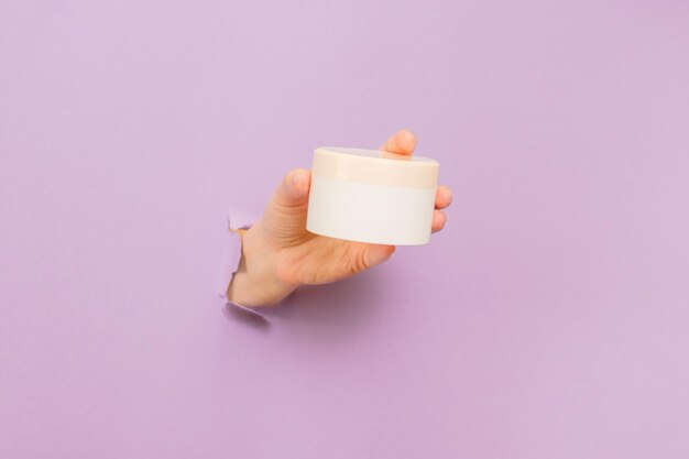 Weißes kosmetisches Gesichts- oder Hautcreme-Glas in der Hand Verpackung für kosmetische Schönheitsprodukte Luxus-Make-up-Container Spa
