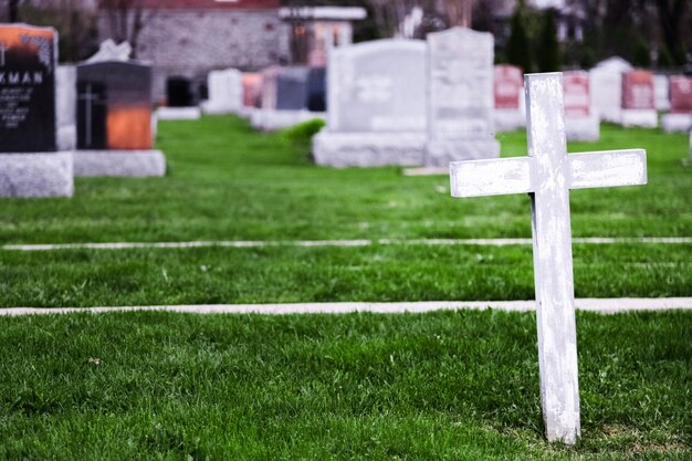 Weißes Kreuz auf einem alten Friedhof