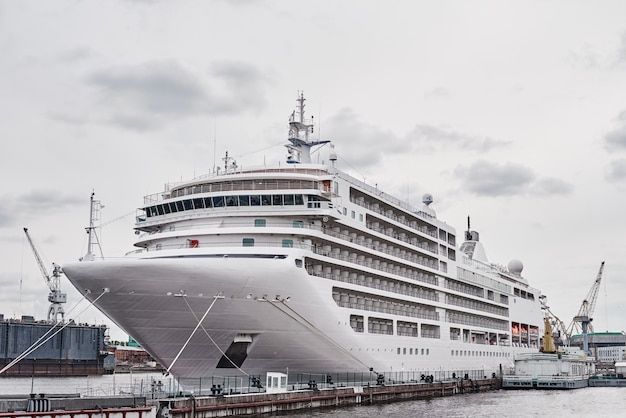 Weißes Kreuzfahrtschiff im Hafen angedockt