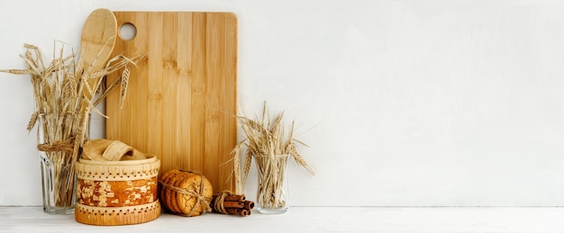 Weißes Küchenbanner Haferkekse Brot und Ähren auf einem weißen Tisch Dekoratives Küchenzubehör