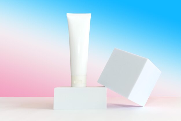 Weißes Kunststoff-Kosmetikrohr mit Kosmetikcreme für Körper und Gesicht Hintergrund mit Gradient