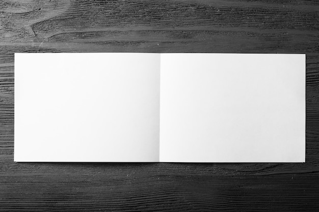 Foto weißes leeres papier auf dunklem holzuntergrund