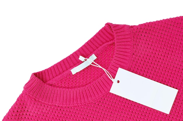 Weißes leeres rechteckiges Kleidungsetikett auf rosa Strickpullover isoliert auf weißem Hintergrund