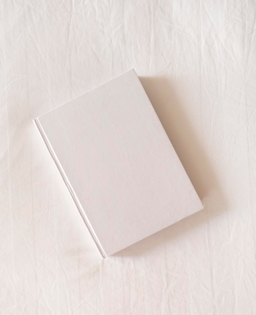 Weißes Magazin-Mockup auf weißem Hotelbett