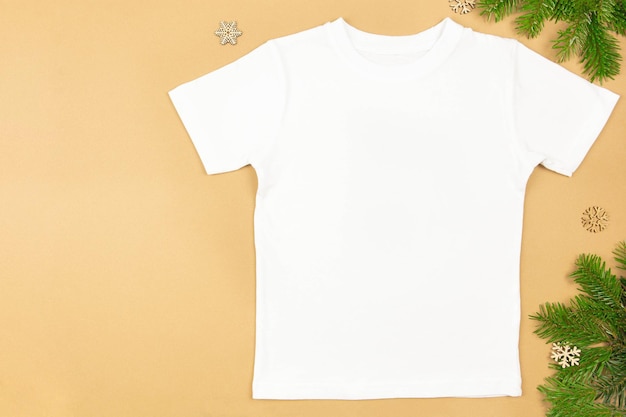 Weißes Mann oder Frau Baumwoll-T-Shirt-Mockup mit Weihnachtsdekoration auf Craft-Papier-Hintergrund Design T-Shirt Vorlage Druck Präsentation Mockup Top View Flat Lay