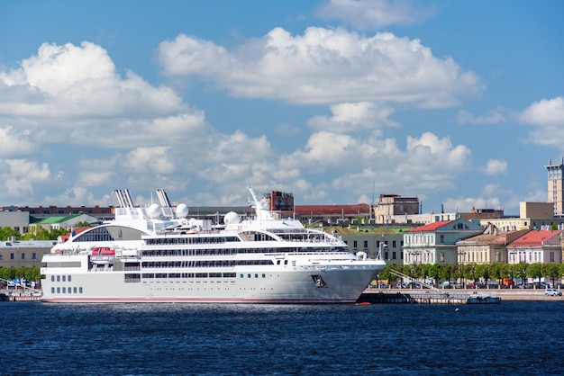 Weißes Motorschiff auf der Newa in der Stadt St. Petersburg im Sommer.