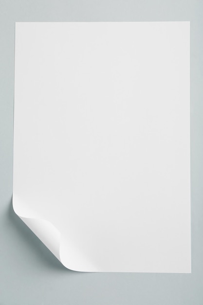 Weißes Papier auf grauem Hintergrund