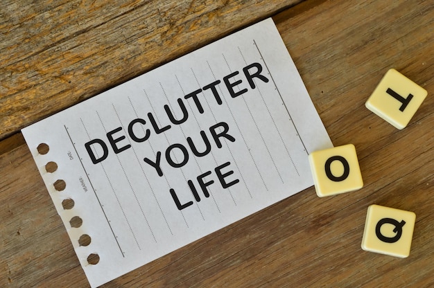 Weißes Papier mit Text DECLUTTER YOUR LIFE