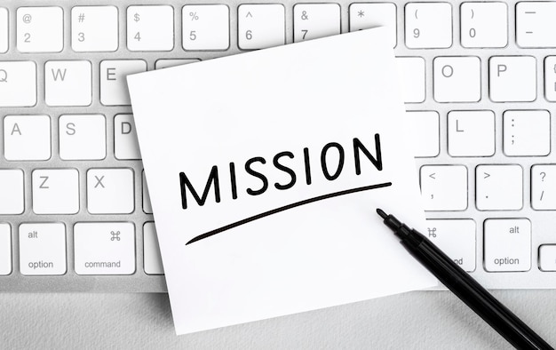 Foto weißes papier mit text „mission“ auf der tastatur